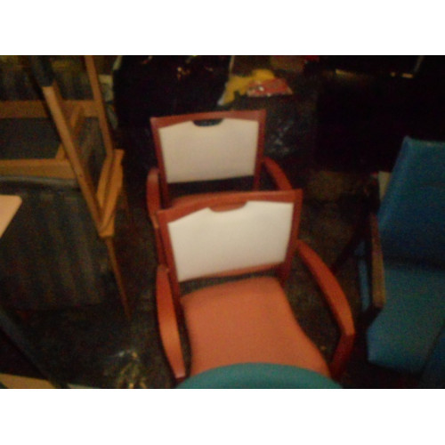 Tweekleurige stoelen, 2 stuks, netjes maar gebruikt
