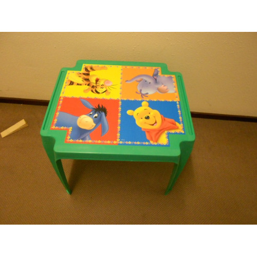 Winnie de Pooh tafel kunststof 50 x 55 cm hoogte 45 cm