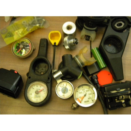 Diverse onderdelen voor duikersuitrusting, circa 20 items, zoals afgebeeld