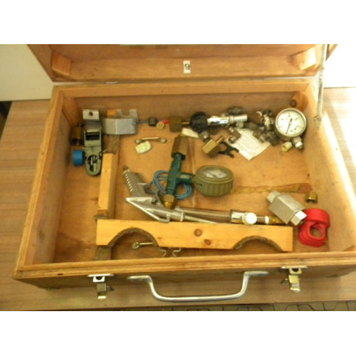 Kist met accessoires, zoals afgebeeld, reserve onderdelen voor zuurstofkoffer