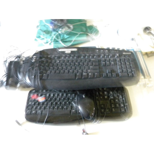 Computer accessoires, o.a  toetsenbord, speakers, pc muizen, statische zakjes
