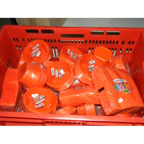 Oranje kommetjes plastic en servetjes, 18 verpakkingen a 30 kommetjes, 4 verpakkingen servetjes a 50 stuks