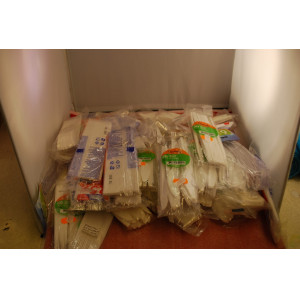 Plastic bestek meer dan 630 pakken.