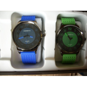Horloge 2 stuks met groen en blauw rubber polsband nieuw, batterij is nog verzegeld