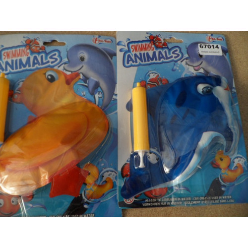 2x Swimming animals op kaart 