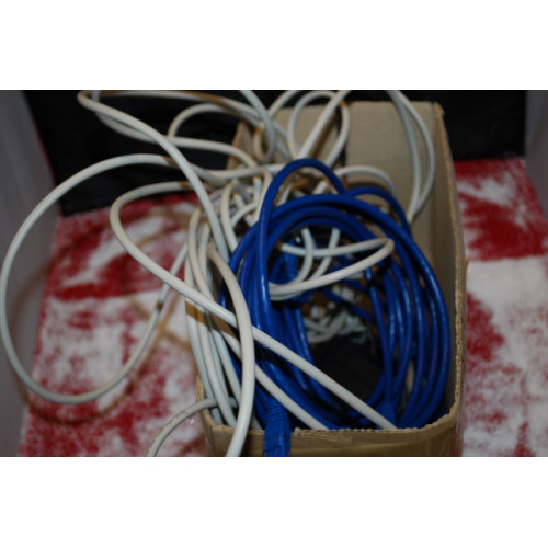 Doos vol diverse electro kabels