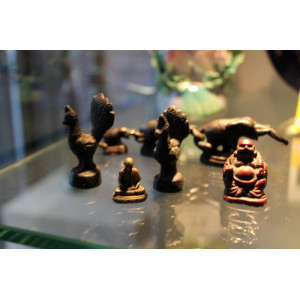 Diverse ijzeren en stenen miniatuur beeldjes