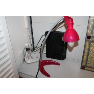 Bureaulamp, telefoon, modem, D-link