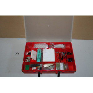 Rood koffertje met diverse items en vakjes zie foto