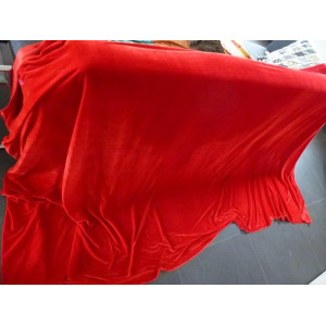 Rood Sintkleed voor b.v. over de stoel