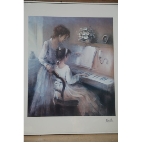 Prent Vrouw en kind met piano in lijst 63.5 x 75.5