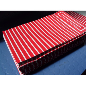 Cadeau zakken rood/wit 25x43x8 cm 63 stuks