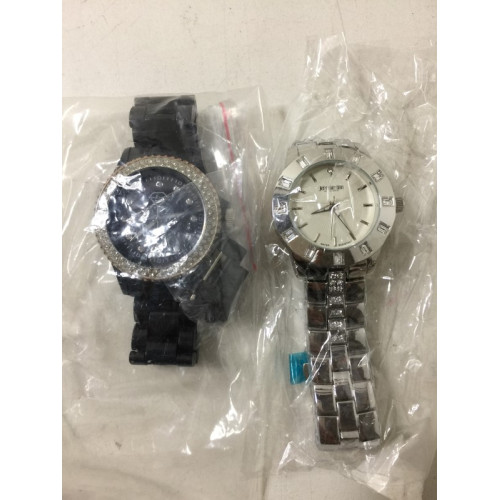 1x horloge, merk Luxury Crystal, kleur zwart. 1x horloge kleur zilver.