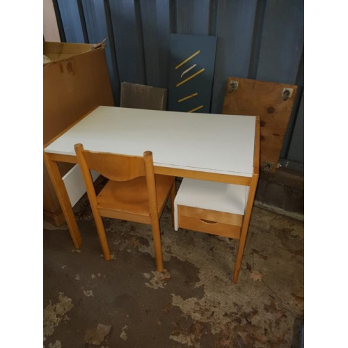 Vintage kinder bureau met stoel(schilte) aantal 1 stuks.