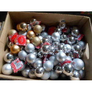 Ca 135 kerstballen plastic Zilver / goud
