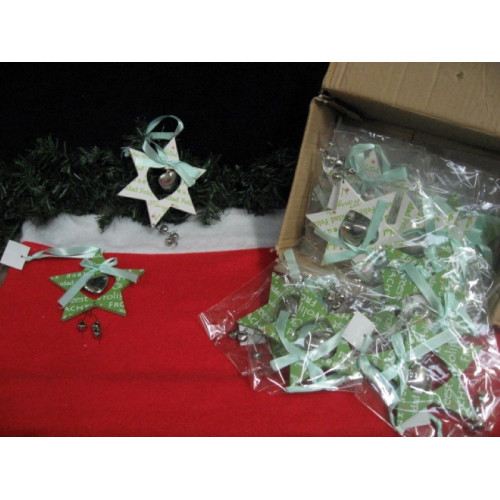 Vrolijke houten ster bel hart hangers, groen-wit met tekst, 16 stuks