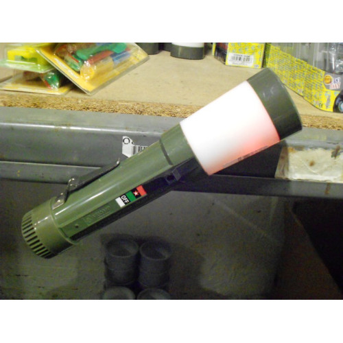 Survival zaklamp met rood, groen en wit licht, tevens magneet en clip ca 24 cm