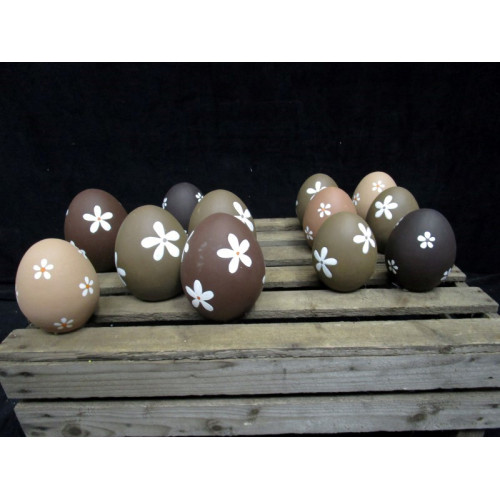 Aardewerk beschilderd bruin ei met bloem, 12 stuks