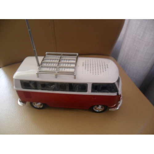 Jumbo VW Bus Speaker voor usb stick,sd kaart,fm radio,accu oplaadbaar 22 x 10 cm. Bordeau Rood.
