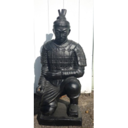 Wachter Boeddha met speer 1 stuks  100cm zwart fiberbeton                           dus ook voor buiten
