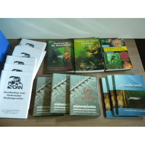 Onderwatergidsen, dvds en ongevallen instructieboekjes, totaal 17 items