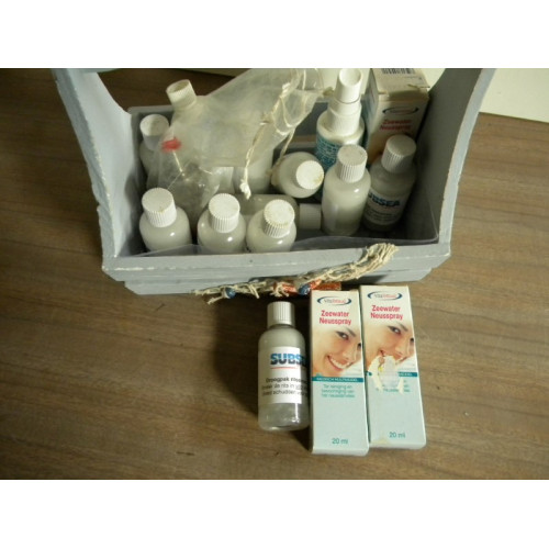 Smeermiddelen en sprays, 12 items, inclusief bakje, enkele items THT verstreken