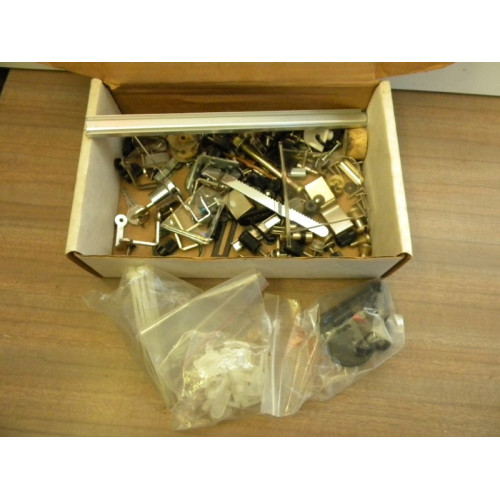 IJzerwaren en ventielen, diverse items zoals afgebeeld