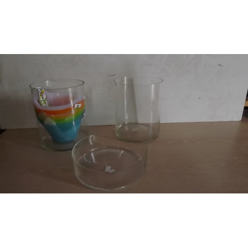 Glazen vazen, en plastic emmers, circa. 12 stuks 