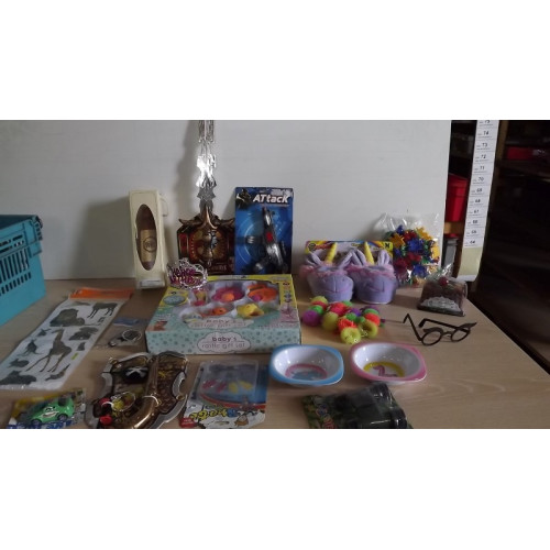 Mixkavel, oa speelgoed, slippers, stickers, circa 20 items