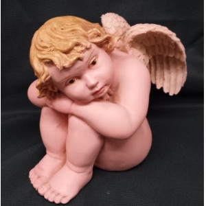 Engelbeeld zittend, polystone, 18 cm.