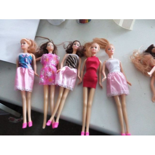 Poppen soort van Barbie  7 stuks