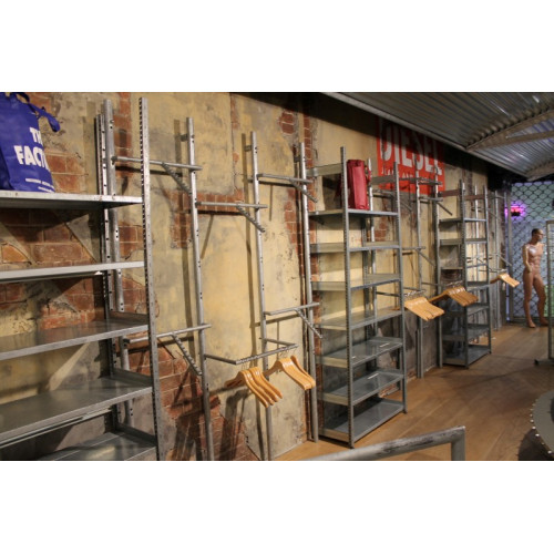 Stalen winkel / magazijnstelling 850 x 250 x 40 cm , incl alle legplanken en accessoires op en in de rek excl speaker