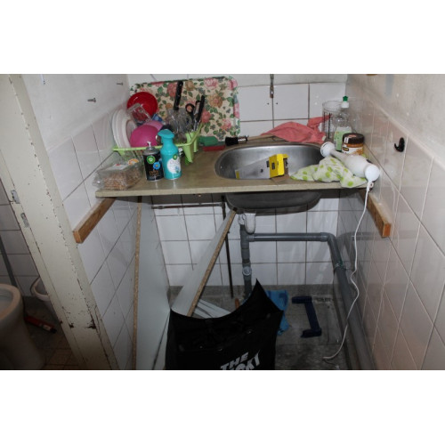 Complete inhoud keuken en hokje oa koelkast, servies, magnetron ventilator, schoonmaakart