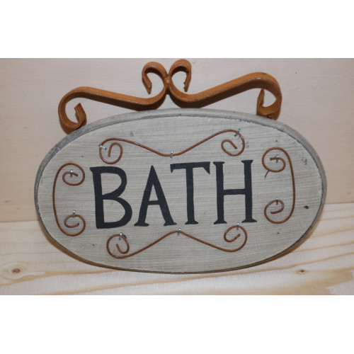 Nostalgisch uitziende houten bordje met tekst Bath en ijzerbeslag.