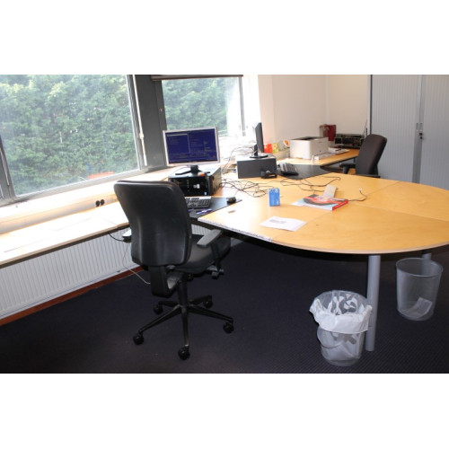 Dubbele bureau opstelling met kastje en 2 bureaustoelen 240x480 cm excl items die erop staan 