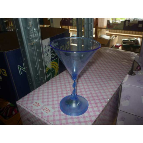 Doos vol met cocktailt glazen PLASTIC met verlichting ex batt
