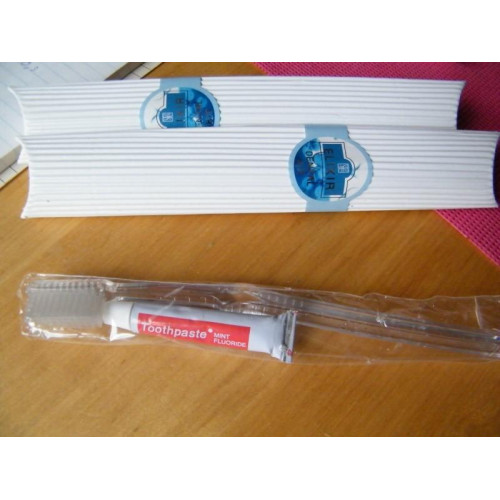 hotelverpakking Tandenborstel  met kleine tube 12  x