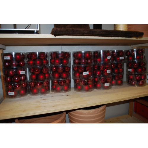 Partij kerstballen rood, 21 silo's a 10 stuks, 5 mat en 5 glanzend.
