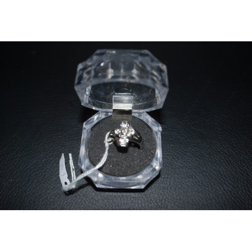 1x ring met steentjes, verzilverd in luxe doosje.