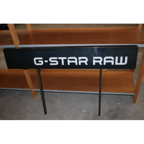 1x Reclamebord van G-Star Raw op stalen voet, ca 120cm breed