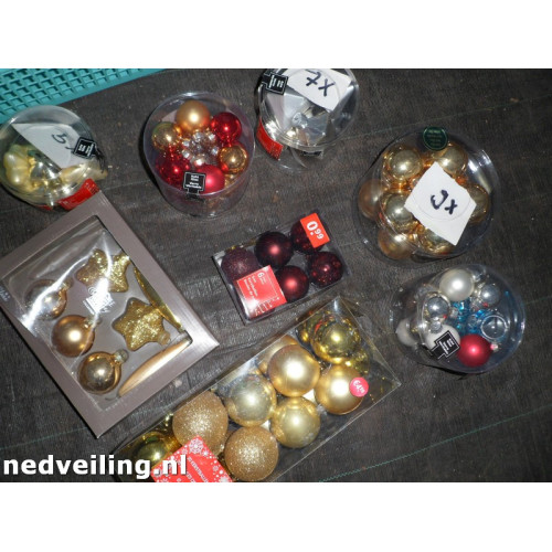 diverse dozen met kerstballen 