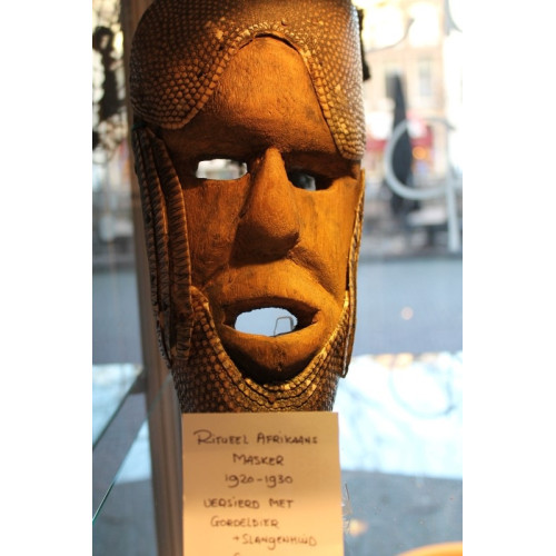 Ritueel Afrikaans masker, 1920/1930, versierd met gordeldier en slangenhuid
