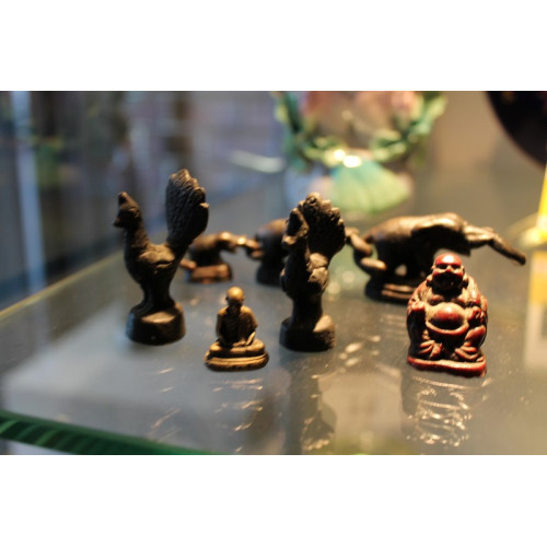 Diverse ijzeren en stenen miniatuur beeldjes