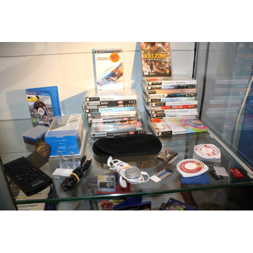 Diverse PlayStation items PSP op glasplaat ca 37 stuks 
