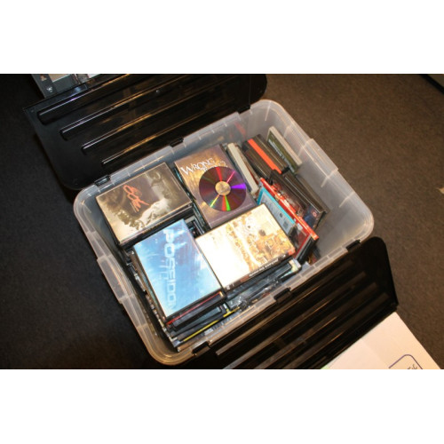 Plastic kist met div dvd en cd minimaal 60 stuks incl kist 