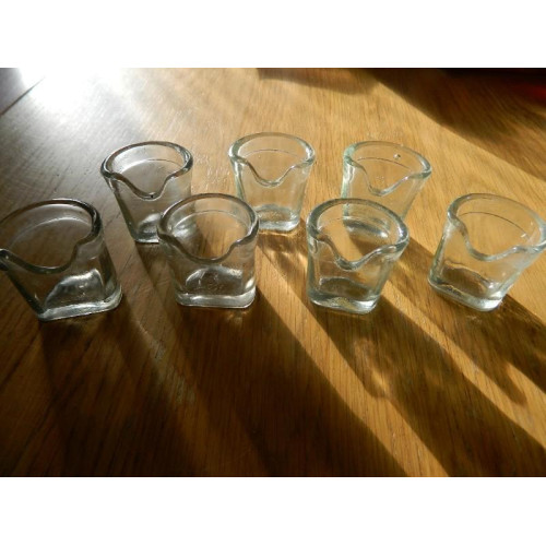 +/- 35 x Antieke Glazen water en voerbakjes voor vogelkooien