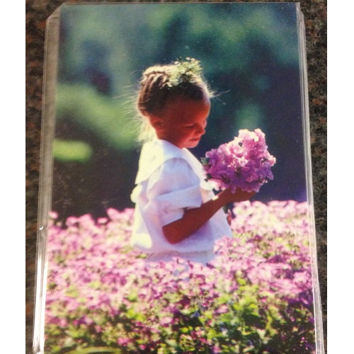 Ansichtkaarten meisje met bos bloemen zonder tekst   100 stuks