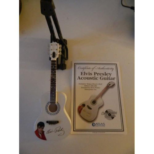 1 X Kleine + 1 X Grote Elvis Presley Acoustic Guitar op Standaard