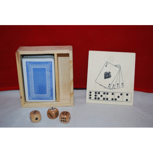 1x kaartspel met 3 dobbelstenen in houten kistje, voorzien van opdruk