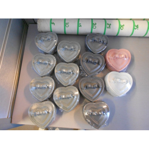 13 stuks stenen bakjes in de vorm van een hart